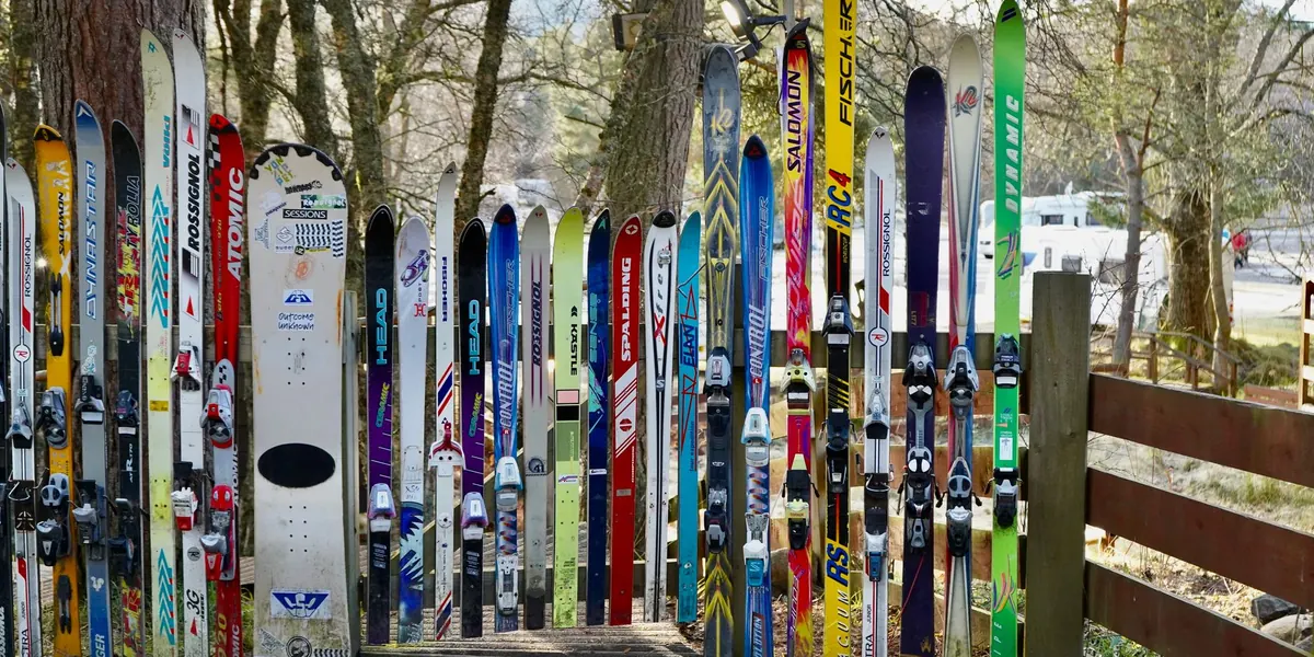 Ogrodzenie ze starych nart i desek snowboardowych