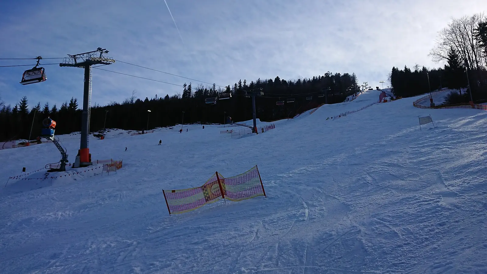 Szeroka trasa narciarska wzdłuż wyciągu krzesełkowego w Beskid Sport Arena w Szczyrku zimą