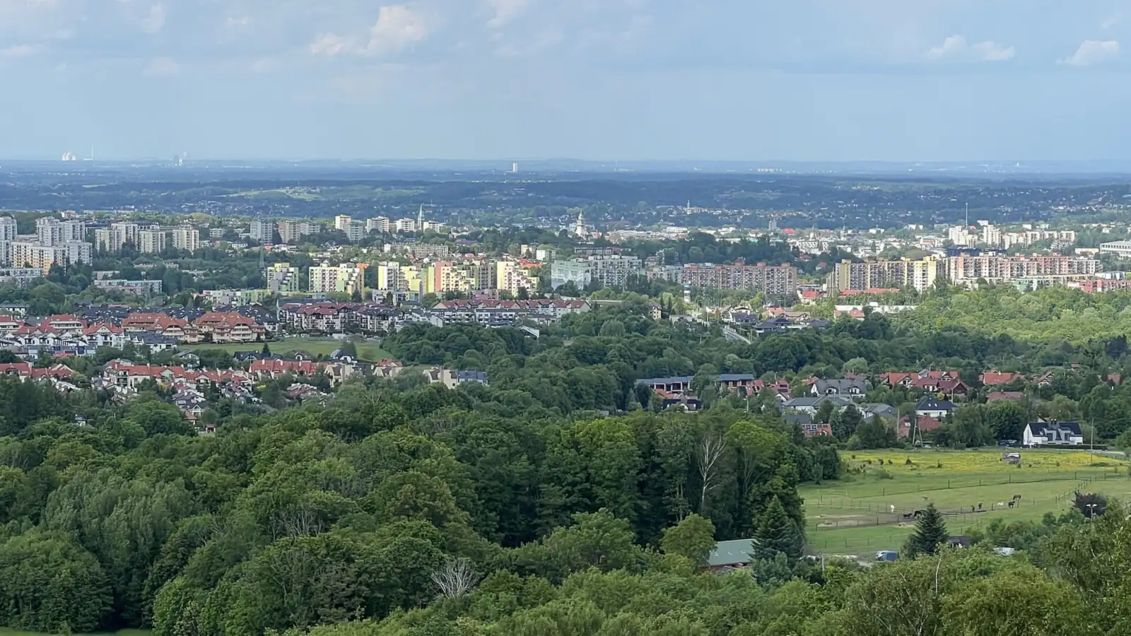 Panorama Bielska-Białej z bloków i zieleni widziana ze zbocza Dębowca