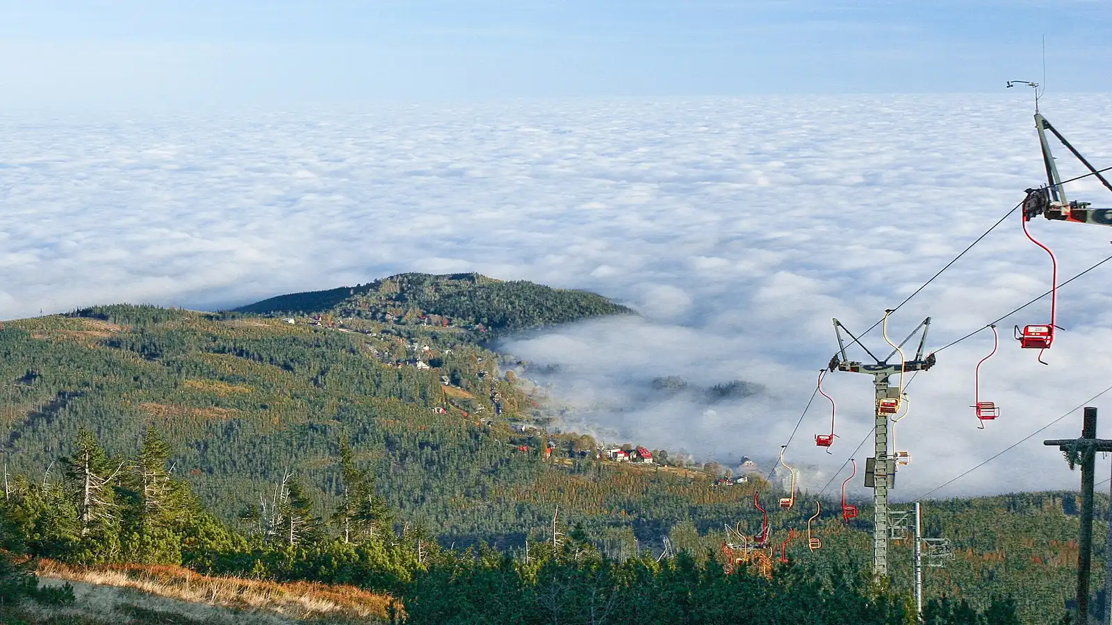 Wyciąg krzesełkowy na zboczu Kopy nad morzem chmur zalegającym nad Karpaczem