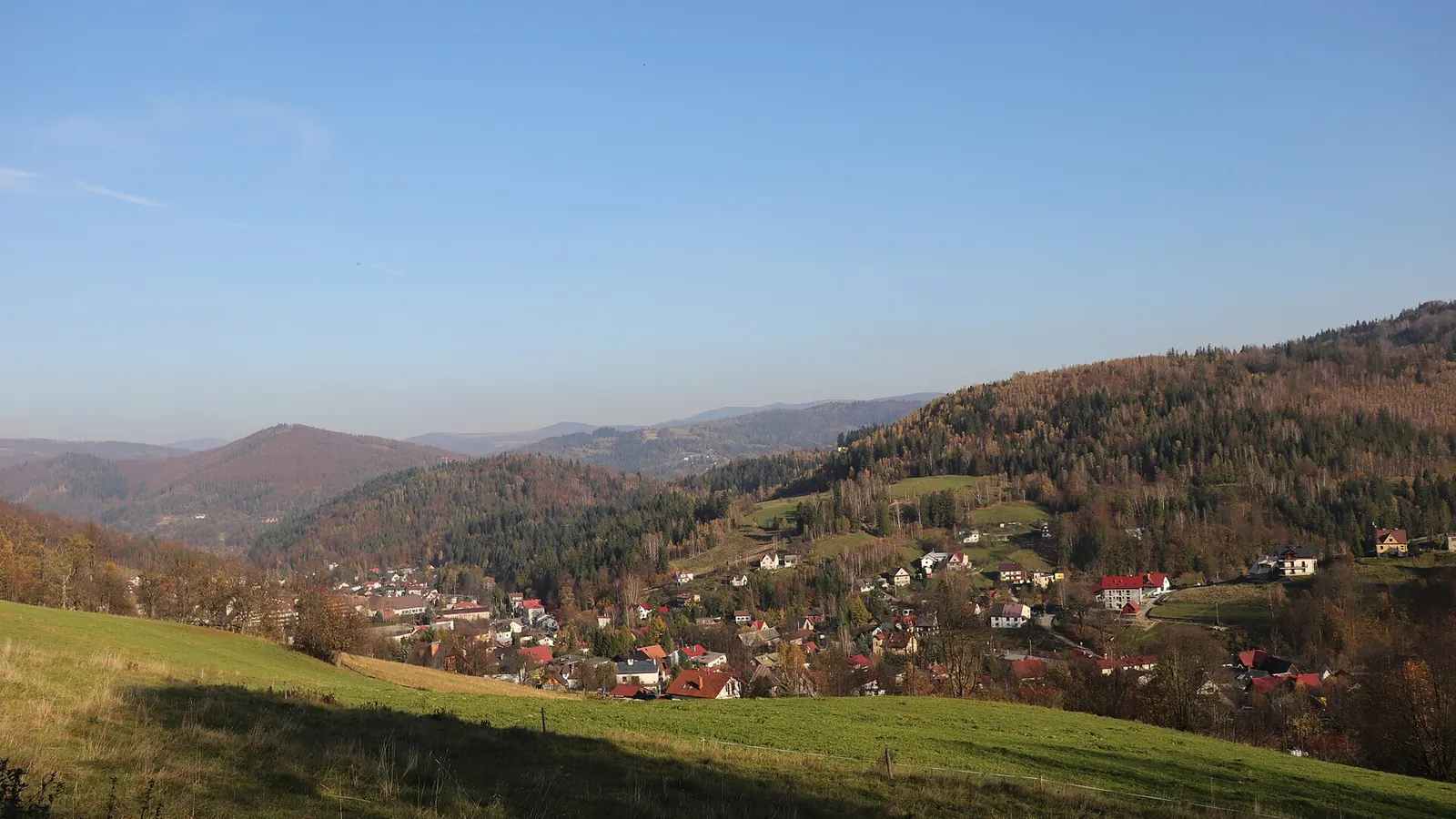 Widok ze zbocza Soszowa Małego na dolinę z zabudową Jawornika w Wiśle i zalesione grzbiety