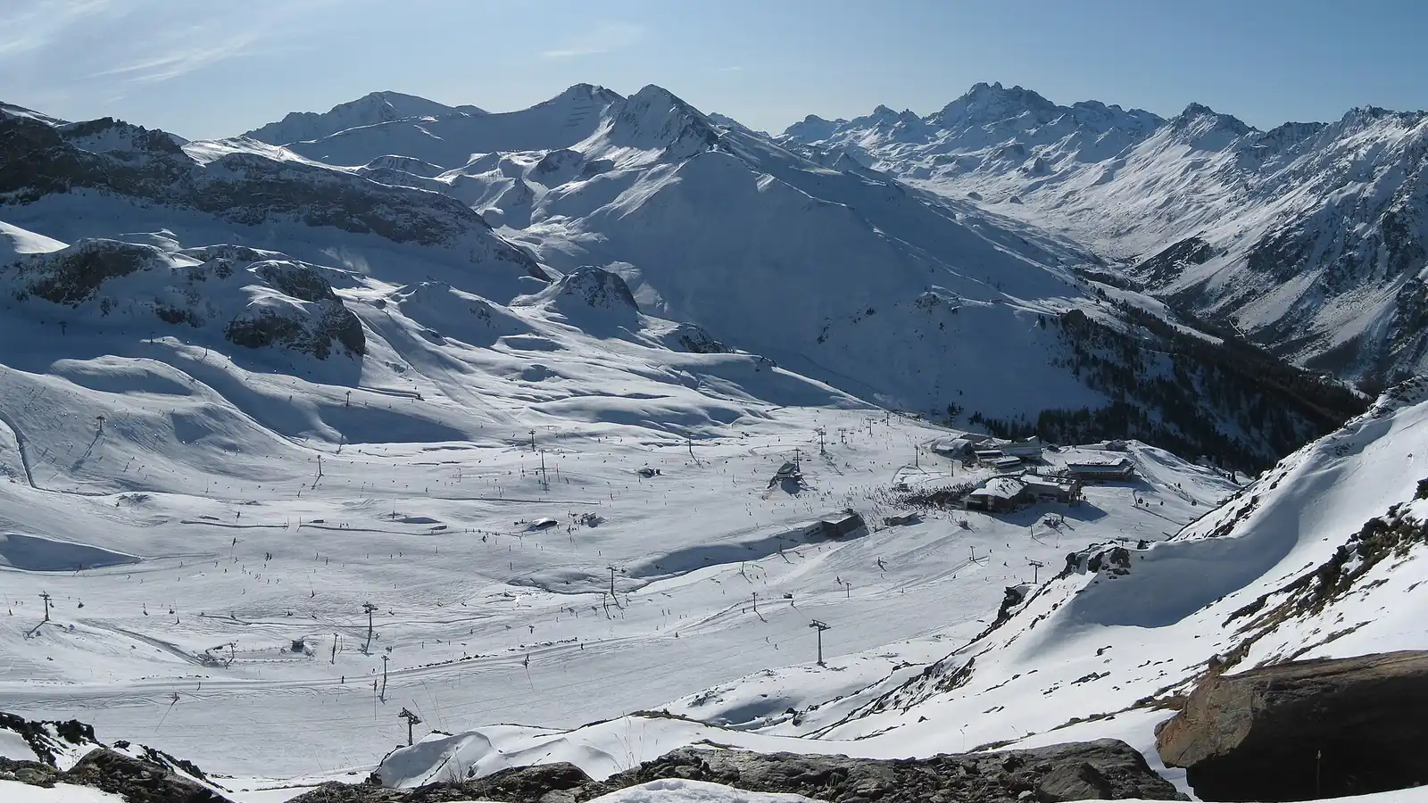 Panorama ośnieżonych tras narciarskich i wyciągów w ośrodku Ischgl widziana z grzbietu Pardatschgrat