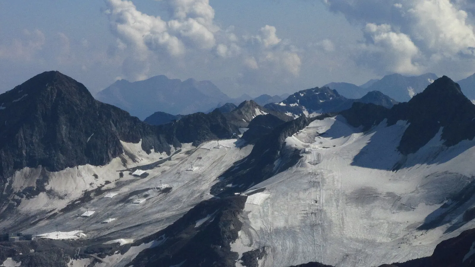 Ośrodek na lodowcu Stubai widziany z Schrankogel, ze szczytami Schaufelspitze i Stubaier Wildspitze