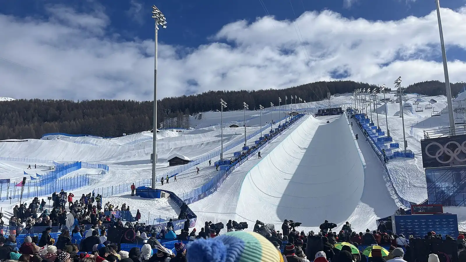 Rynna halfpipe w snowparku Livigno z widzami na trybunach podczas zawodów olimpijskich